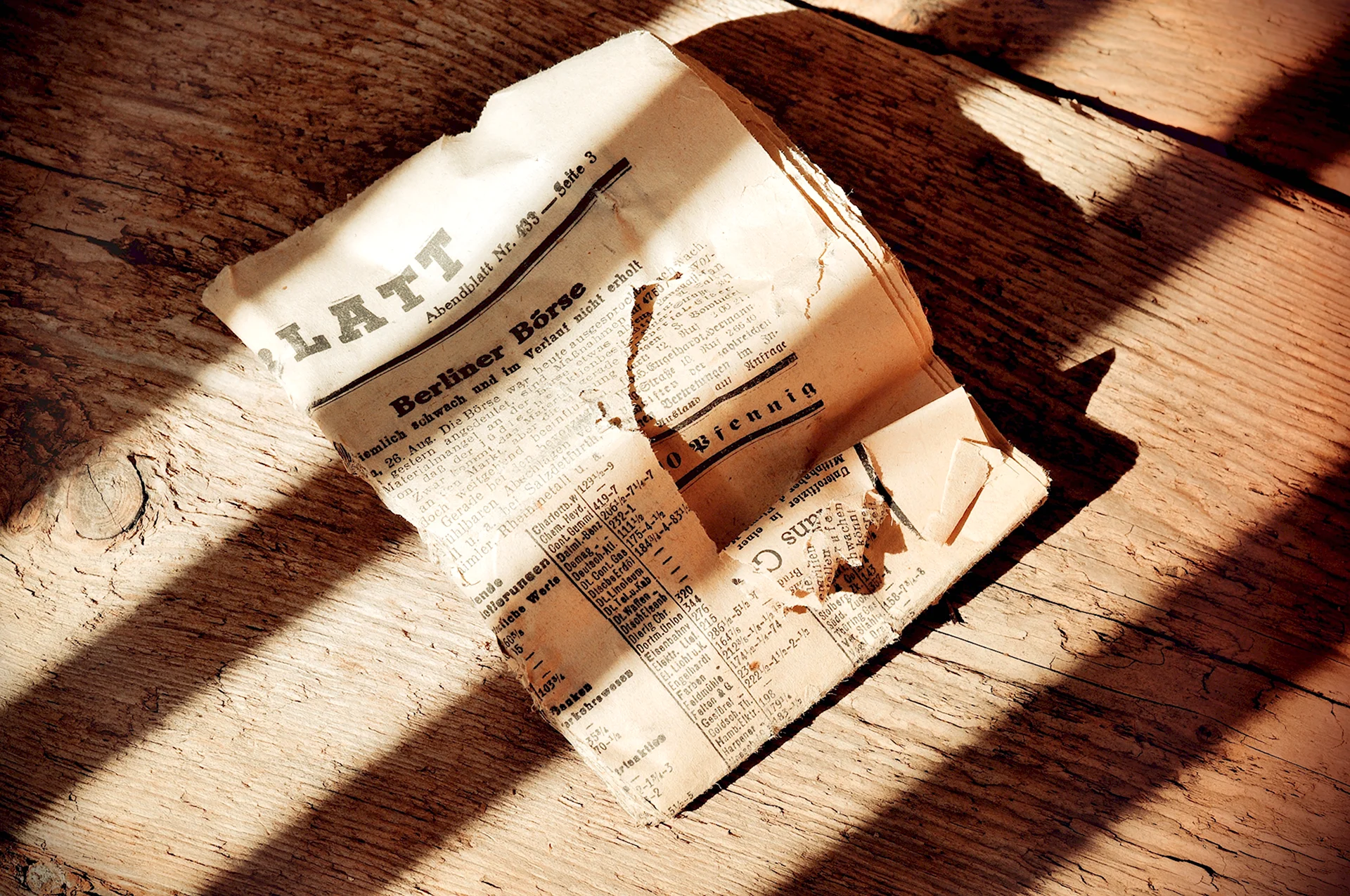 Старая газета на столе