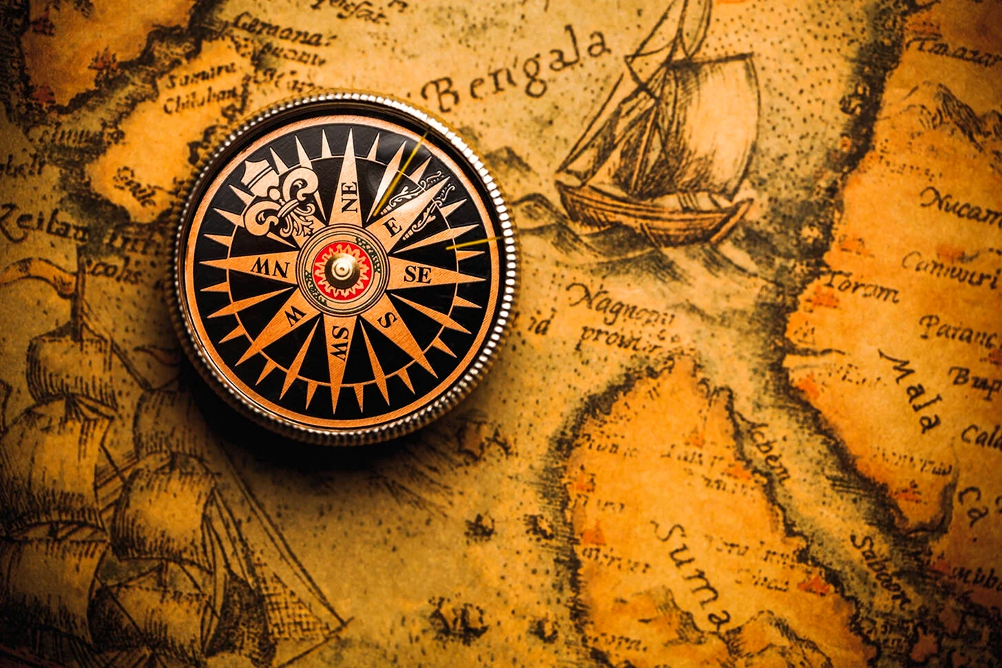 Старинная карта с компасом и кораблем
