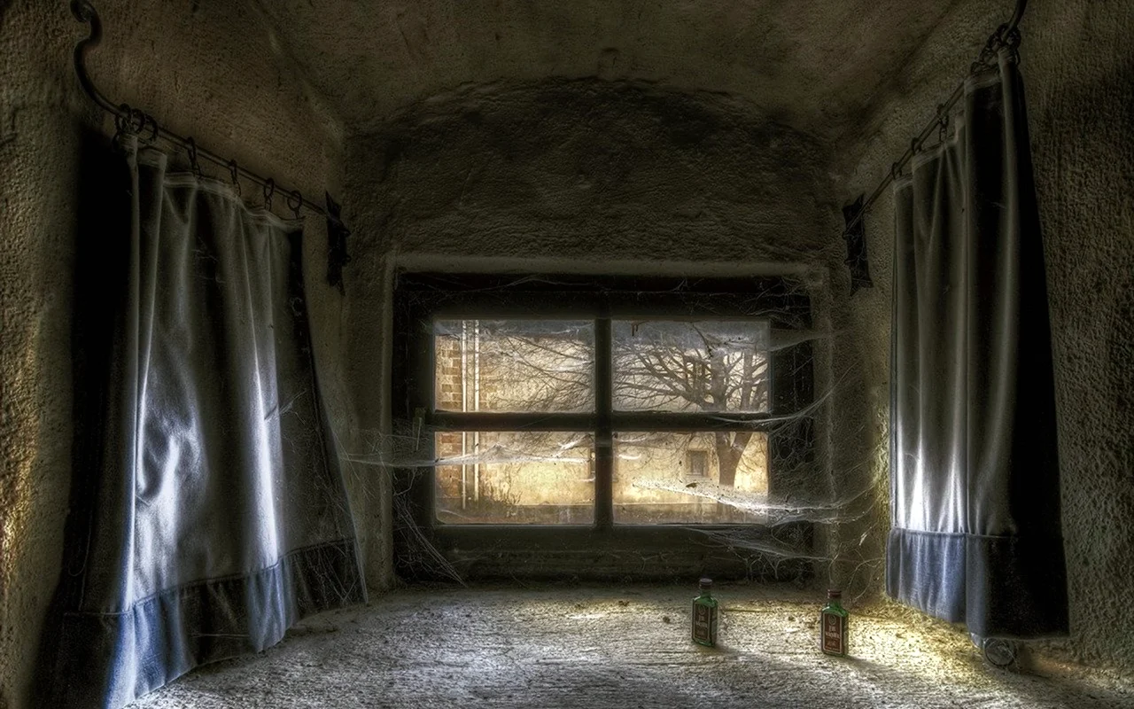 Старинная комната с окном