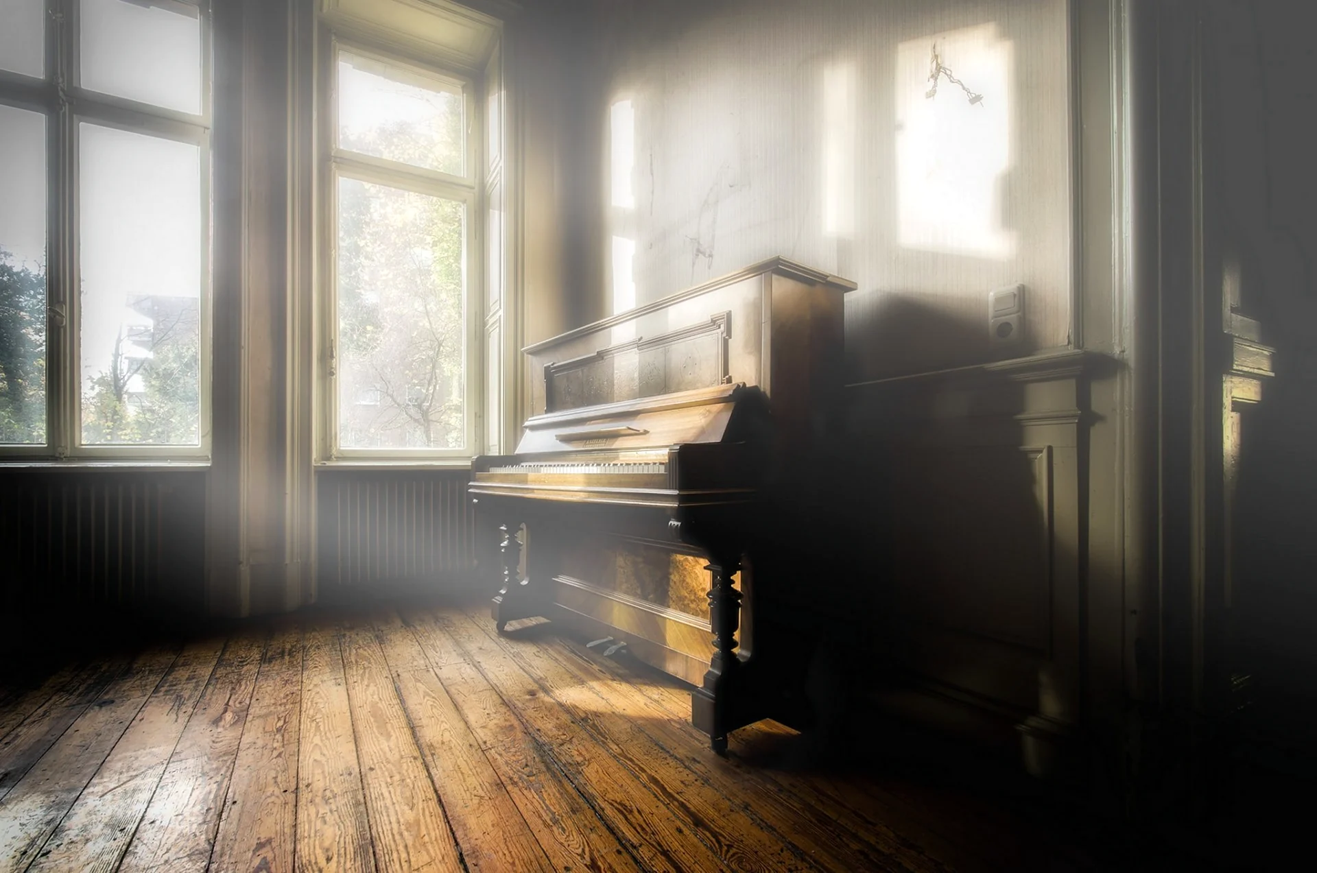 Старинная комната с роялем