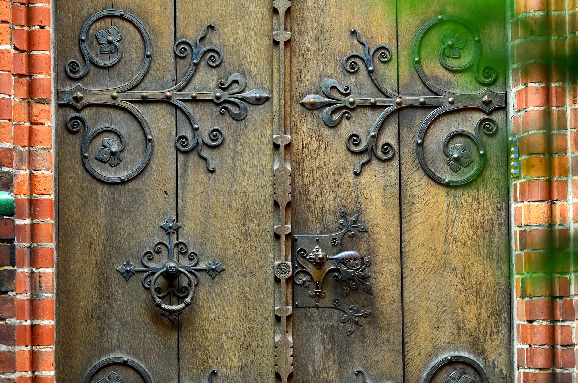 Старинная кованная дверь