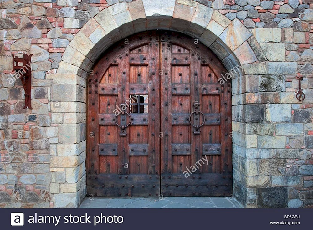 Старинные ворота замков