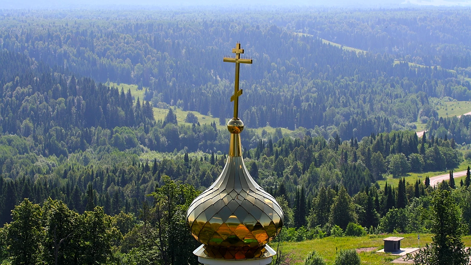 Церковь гора божья. Скит обитель в лесу. Купол церкви. Храм природа.