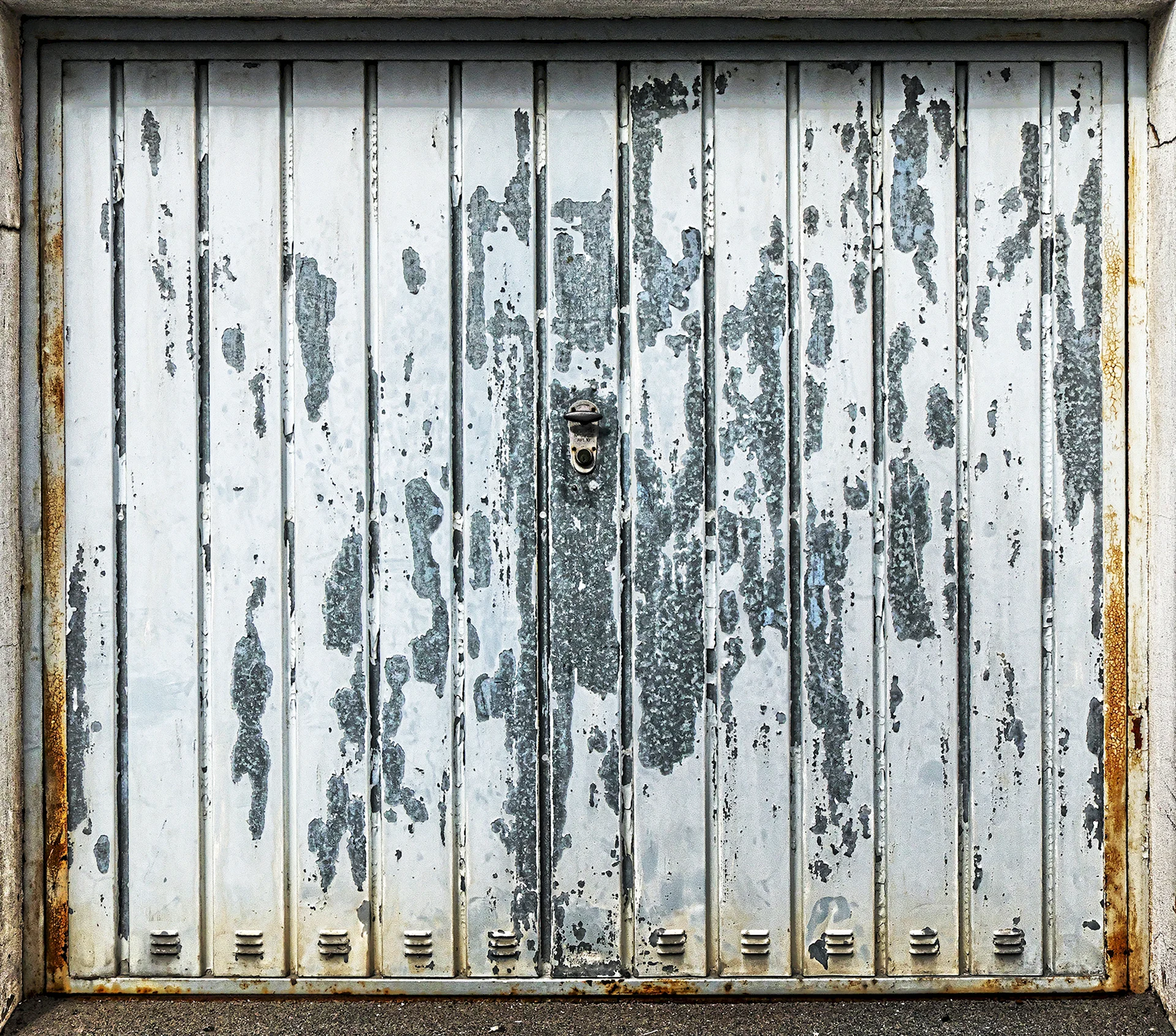 Старые двери гараж