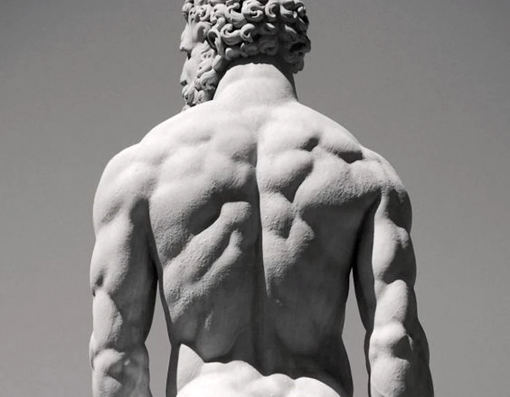 Статуя Геракла спина