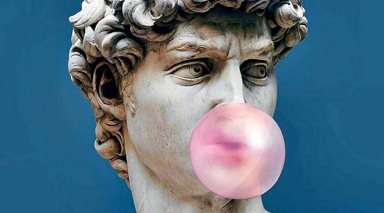 Статуя Микеланджело Давид с жвачкой