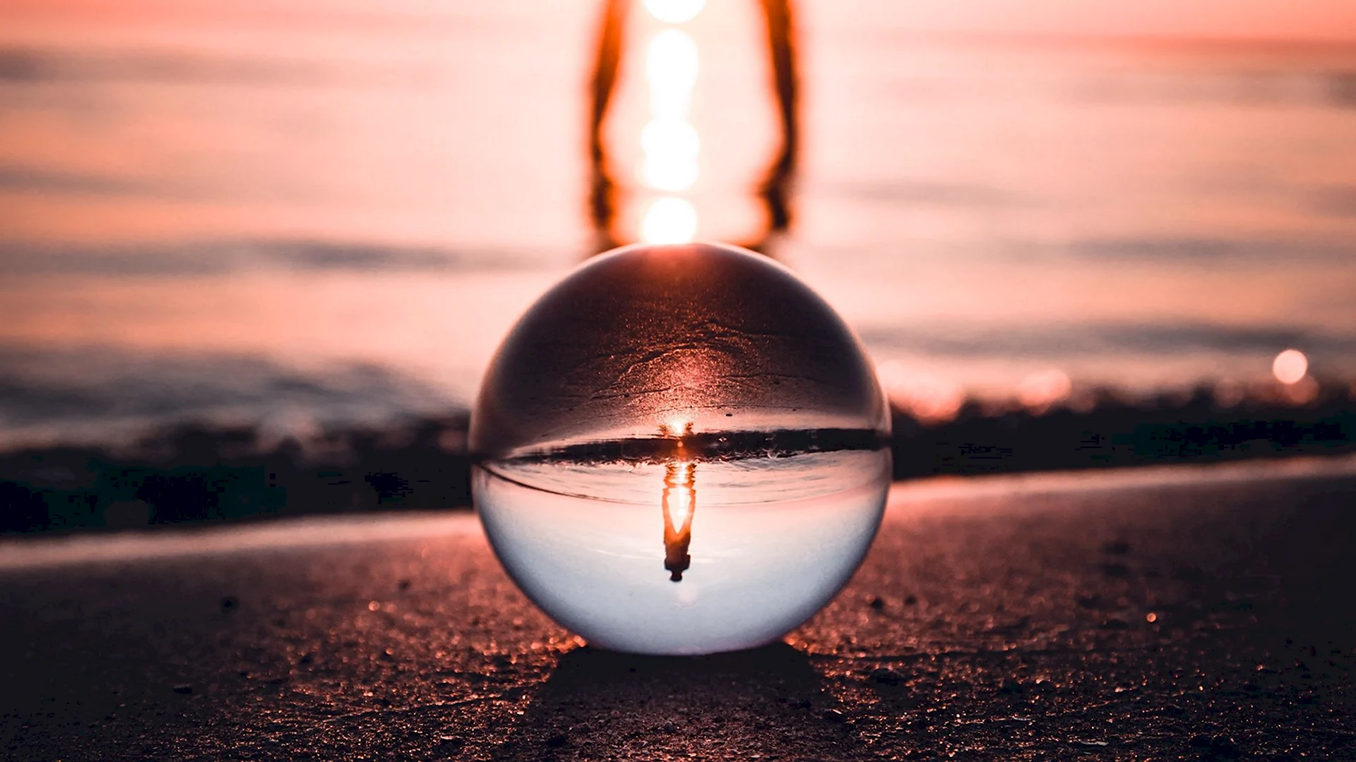 Стеклянный шар на фоне заката