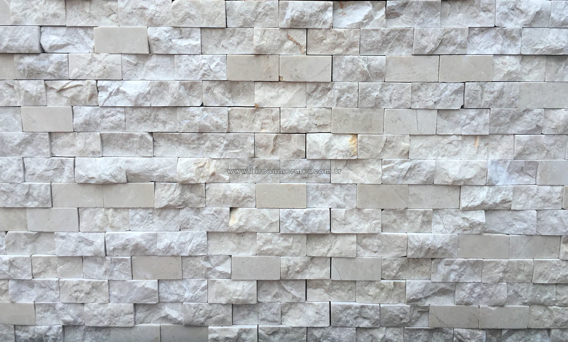 Стена белый камень