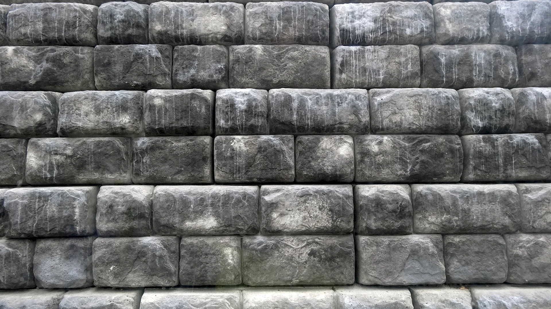 Стена из каменных блоков
