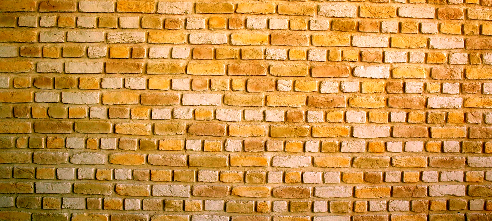 Стена из желтого кирпича