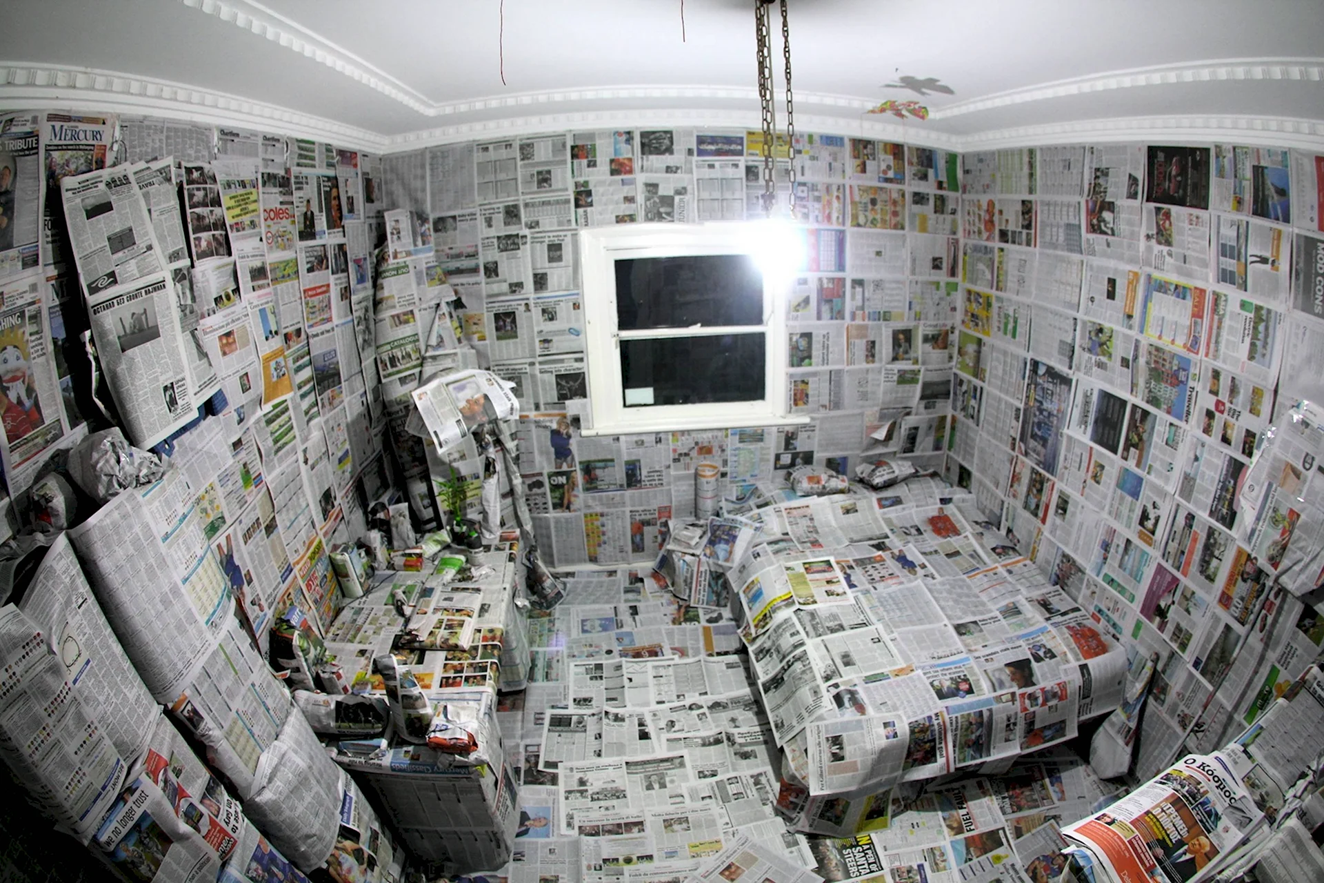Стена обклеенная газетами