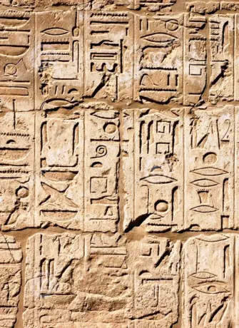 Стена с иероглифами в Египте