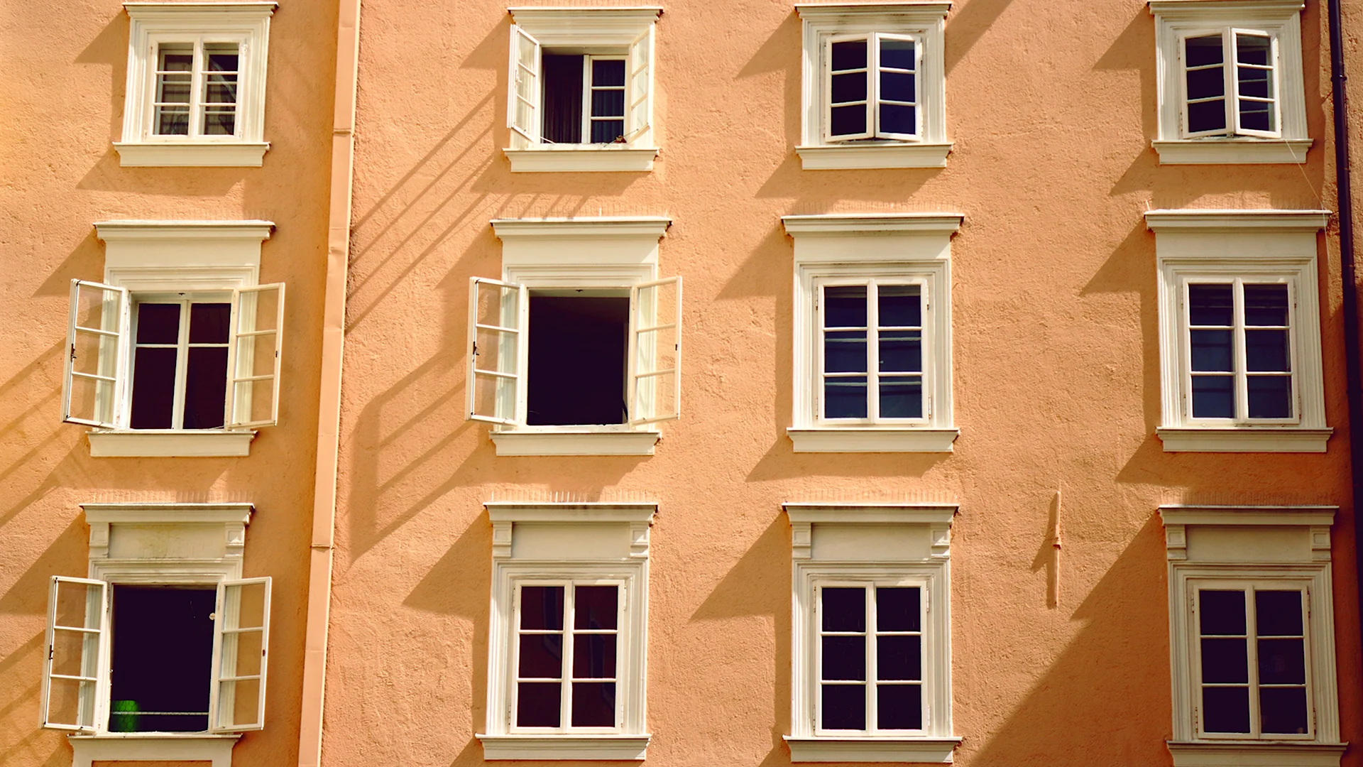 Стена с окном
