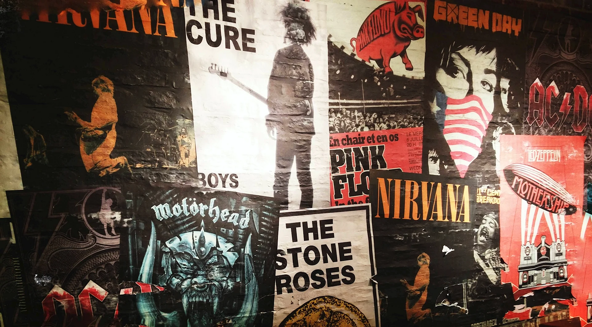 Стена с плакатами рок групп