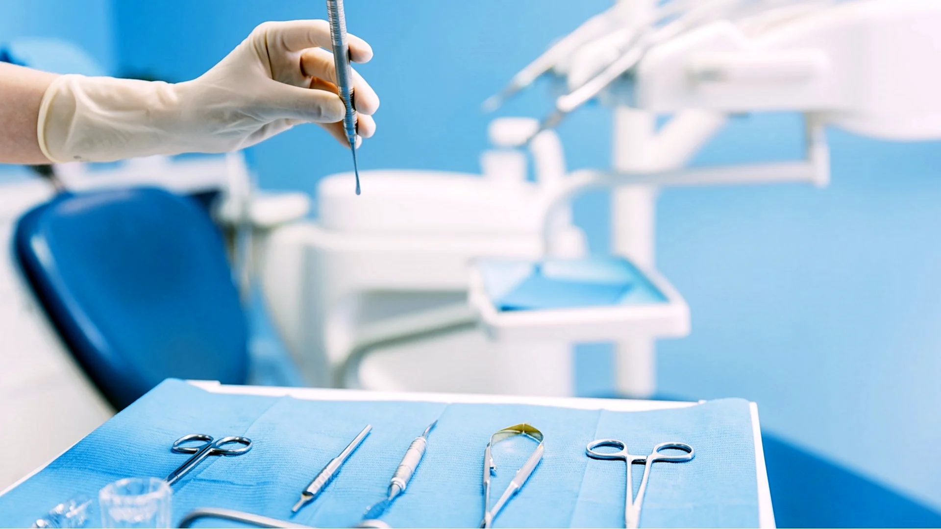 Стоматологический инструмент в зубе