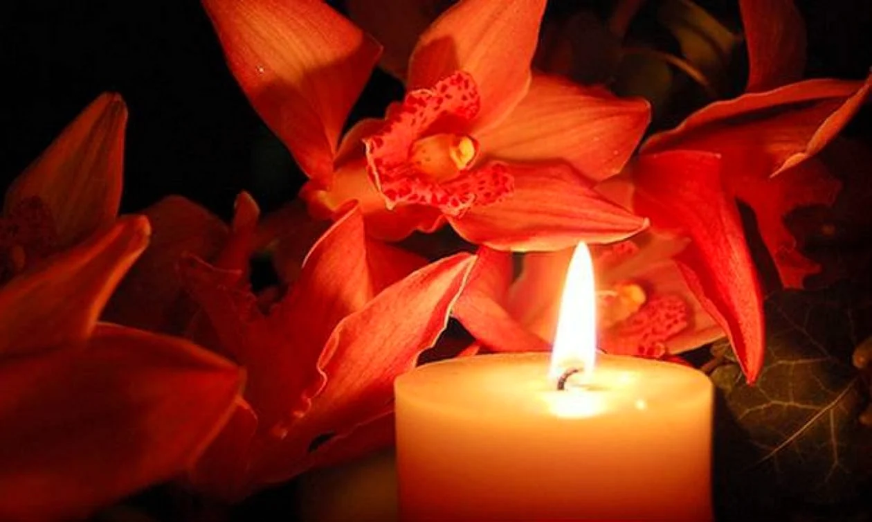 Свечи и цветы