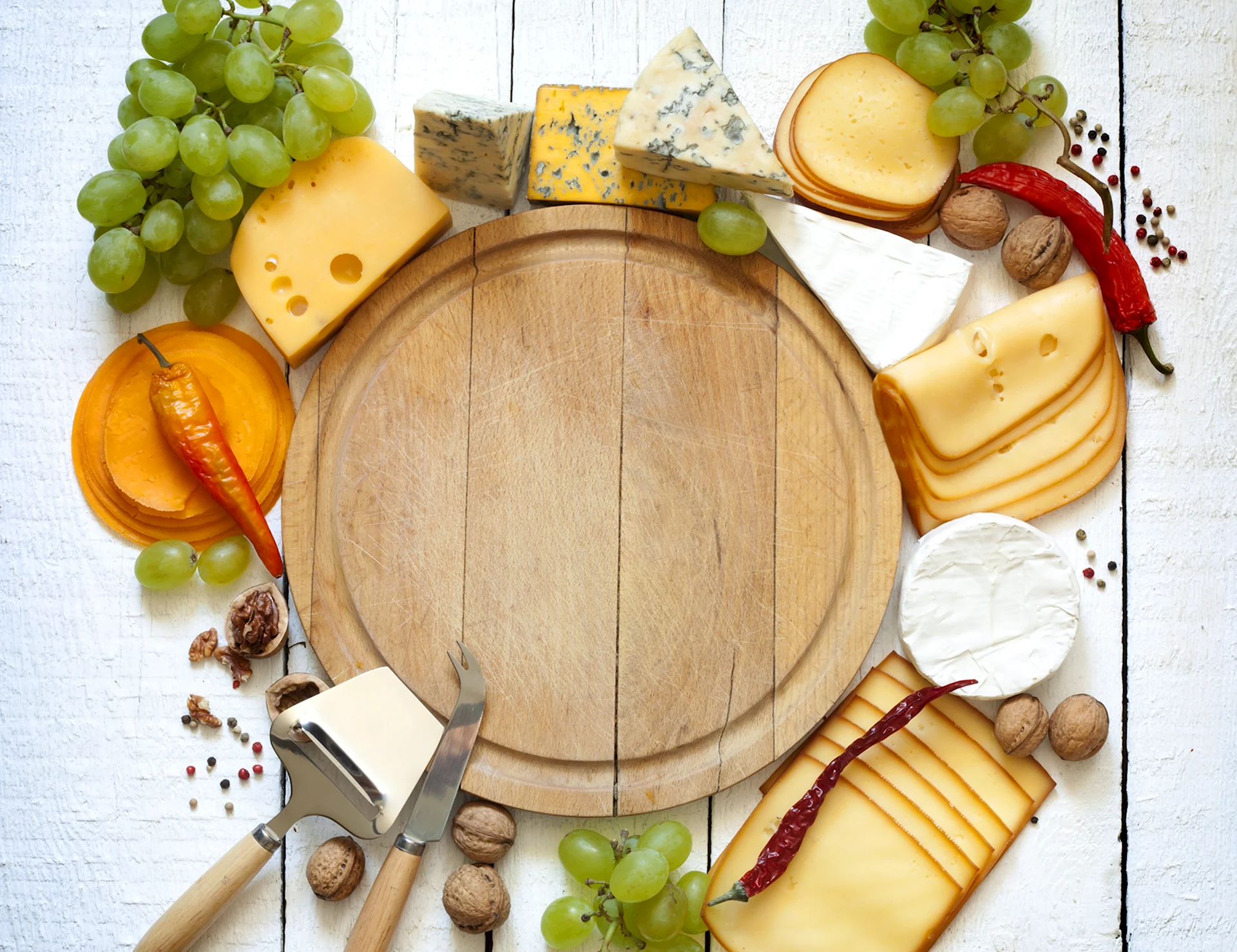 Сыр на деревянном фоне