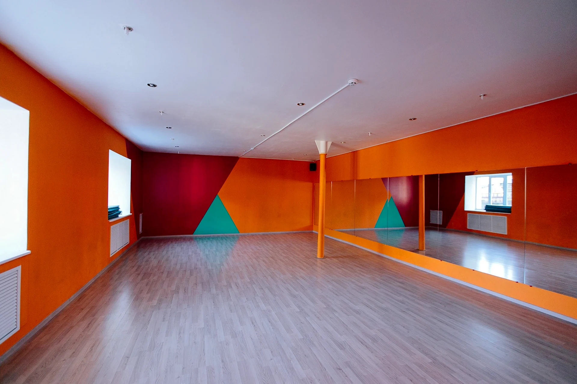 Танцевальный зал оранжевый