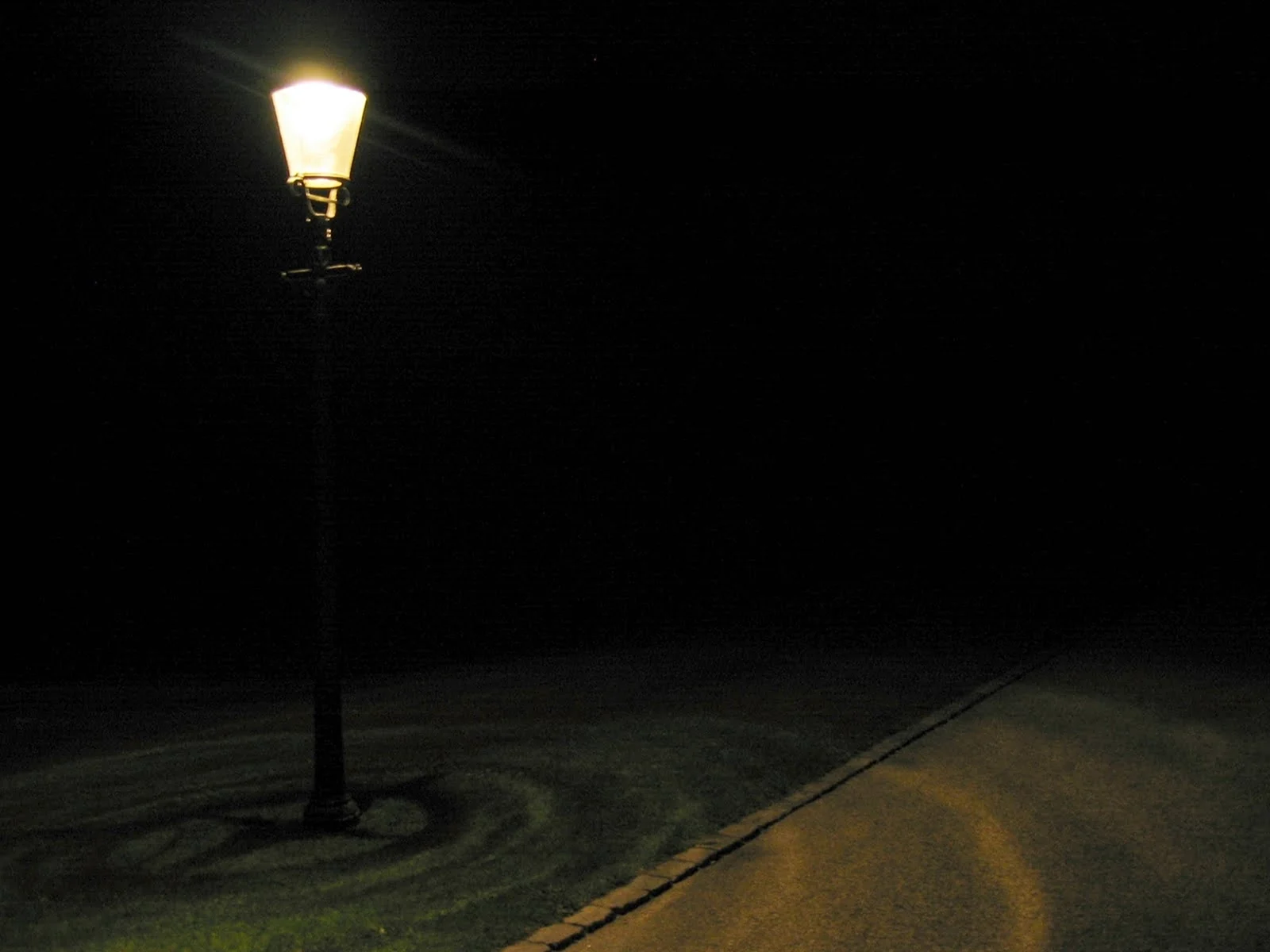 Темная улица с одним фонарем