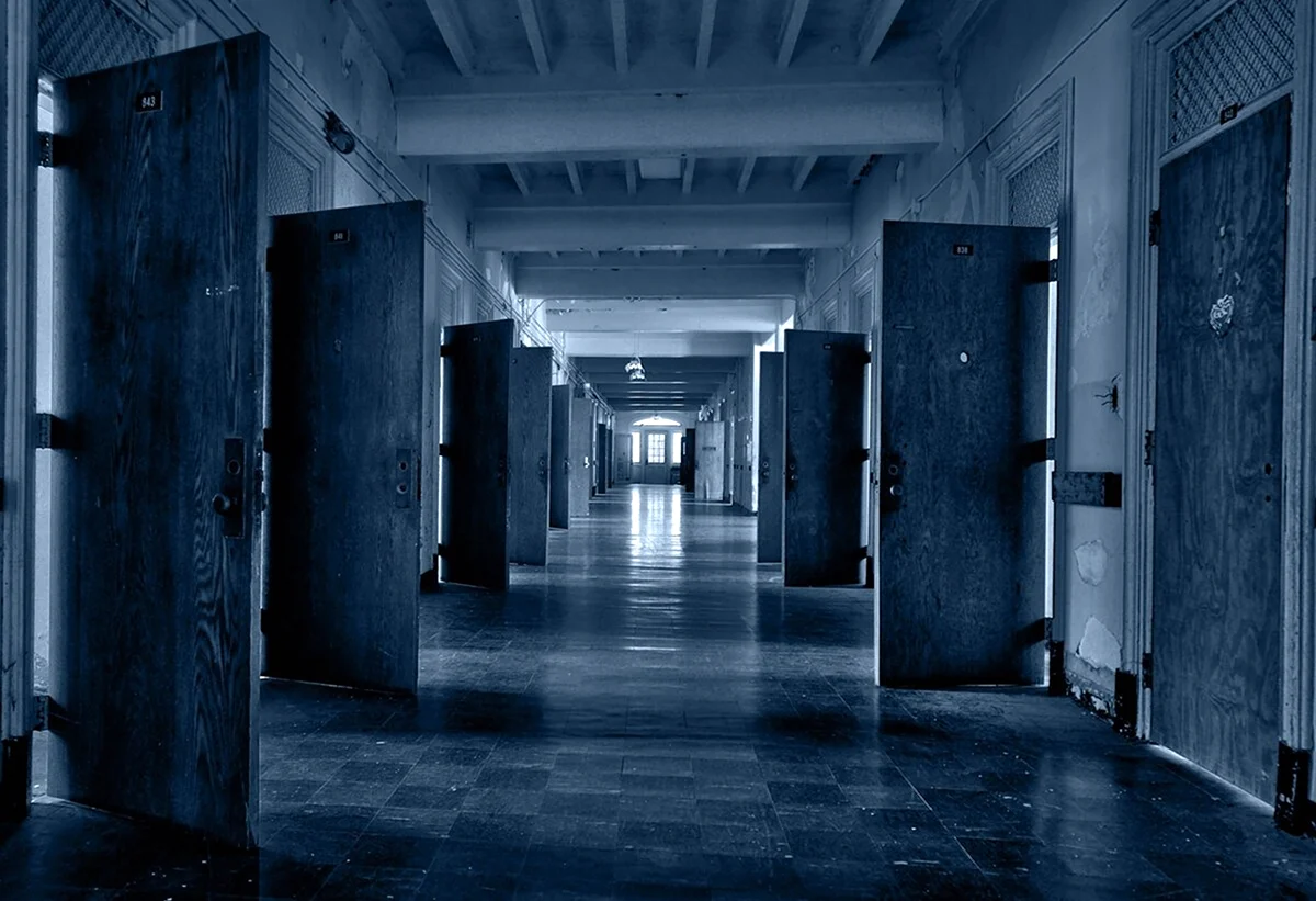 Темный коридор психиатрической больницы