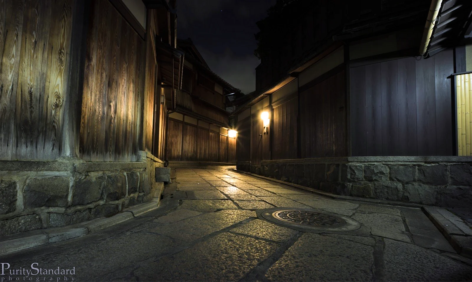 Темный ночной переулок
