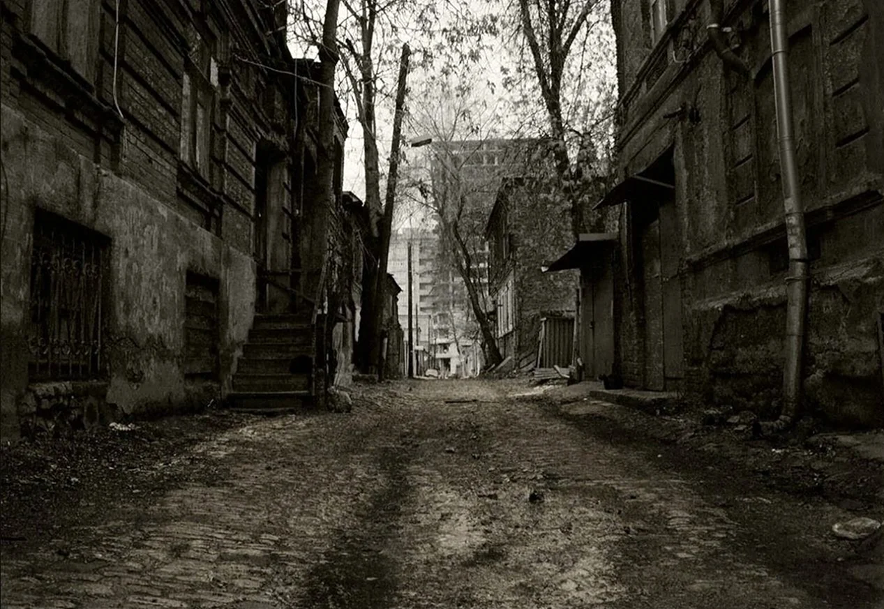 Тёмный переулок 19 века в России