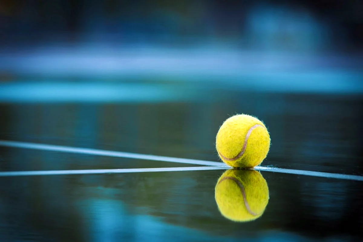 Теннисные мячики на корте