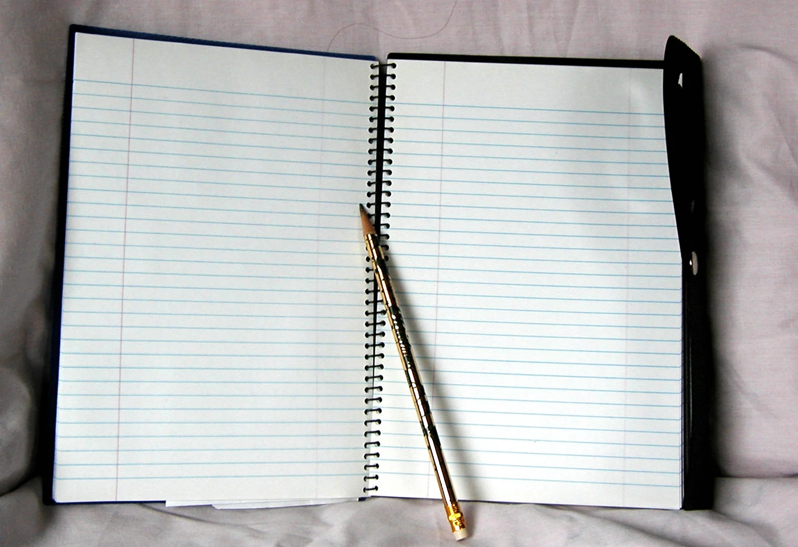 Тетрадный лист с ручкой