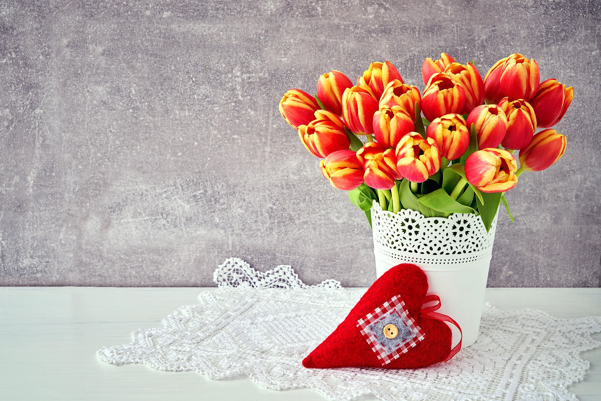 Тюльпаны в вазе открытка