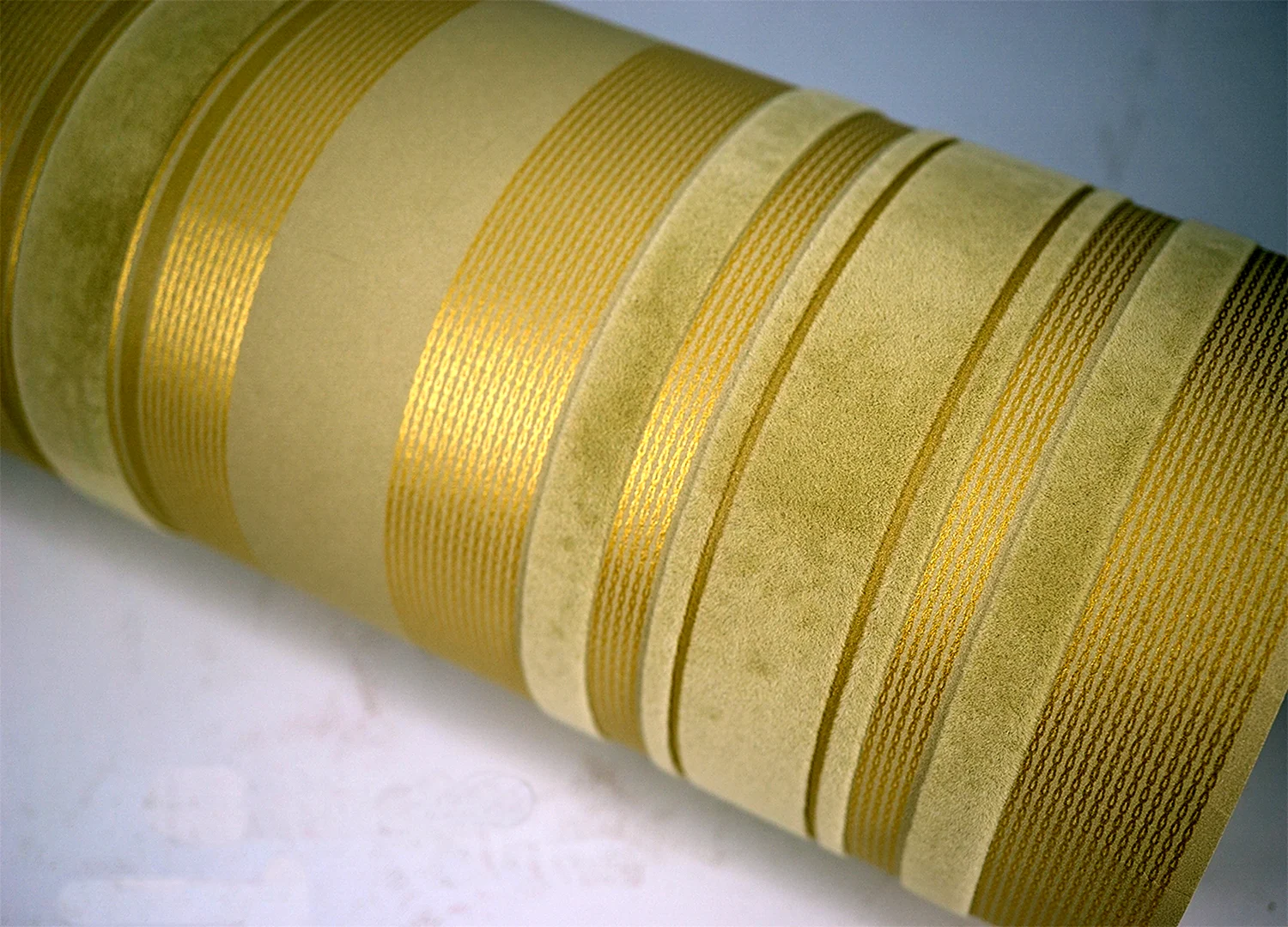 Ткань с золотой полоской
