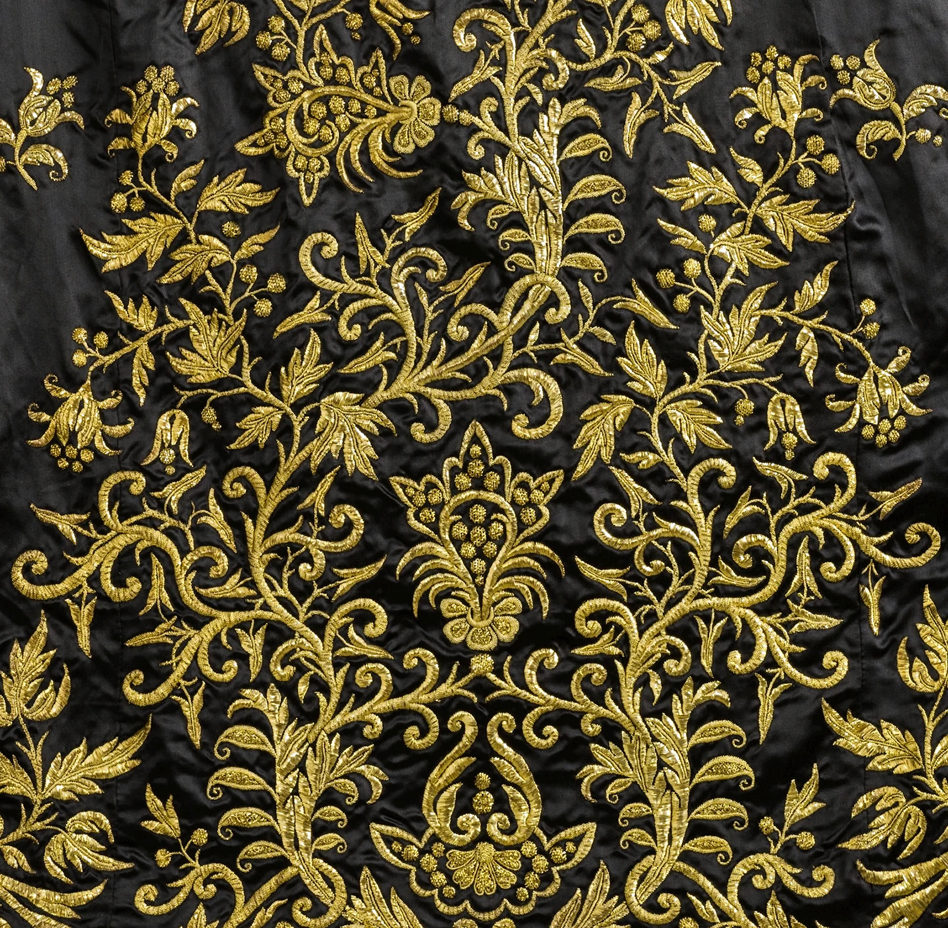 Ткань с золотой вышивкой