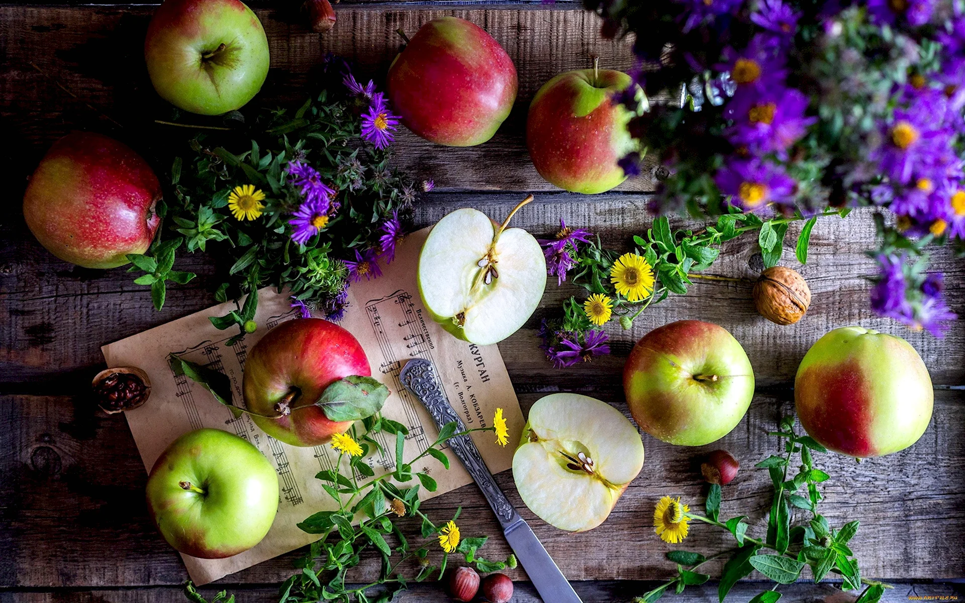 Цветы и яблоко