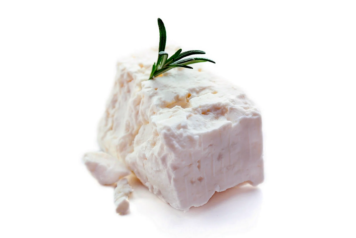 Творожный сыр на белом фоне