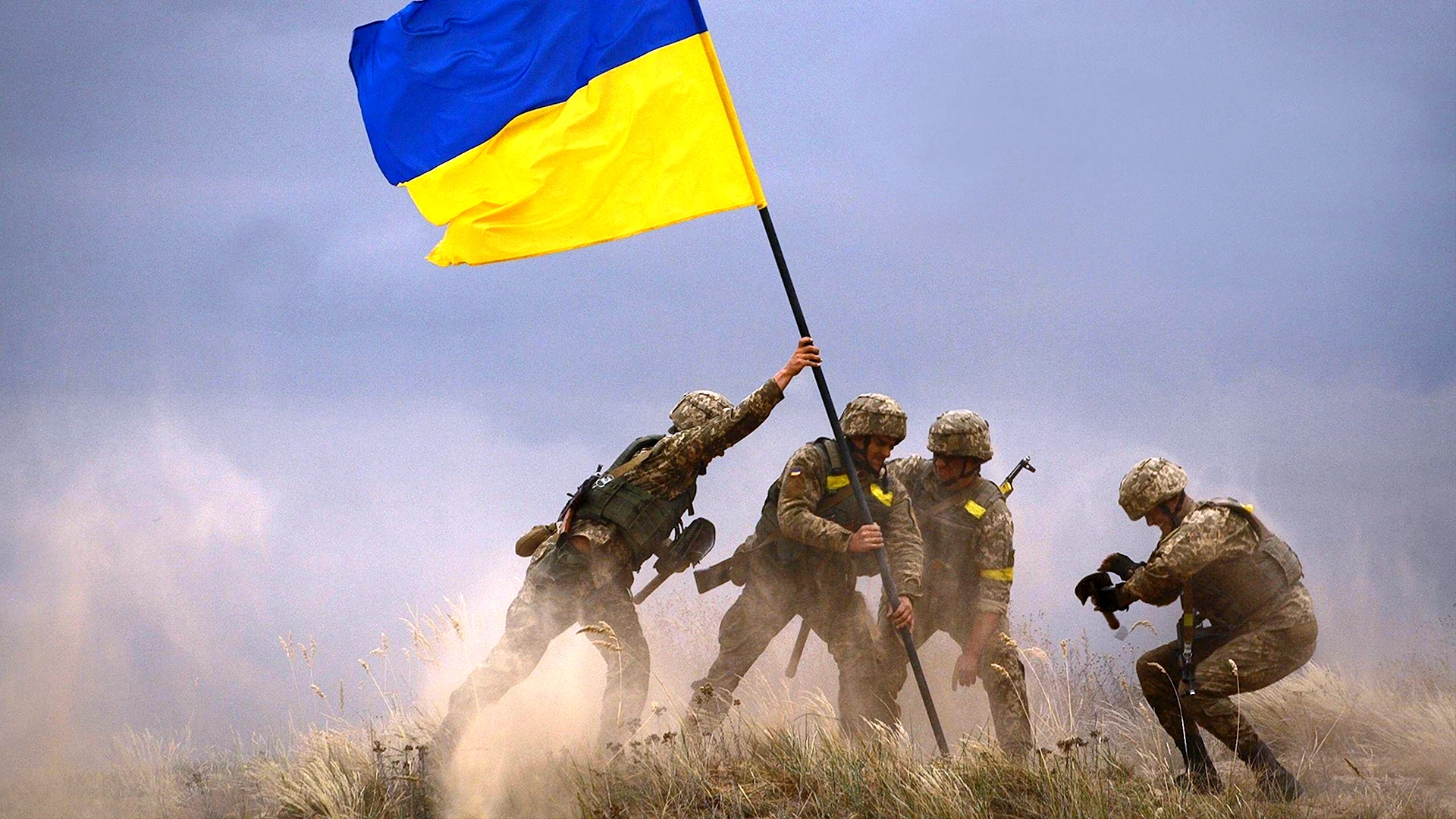 Украинские военные с флагом