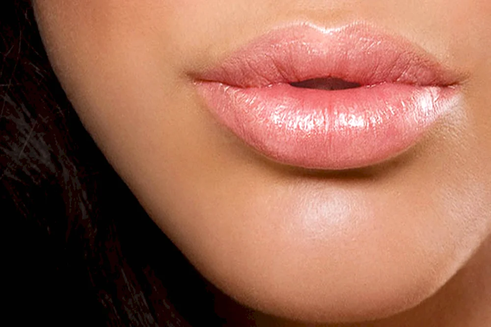 Узкие женские губы