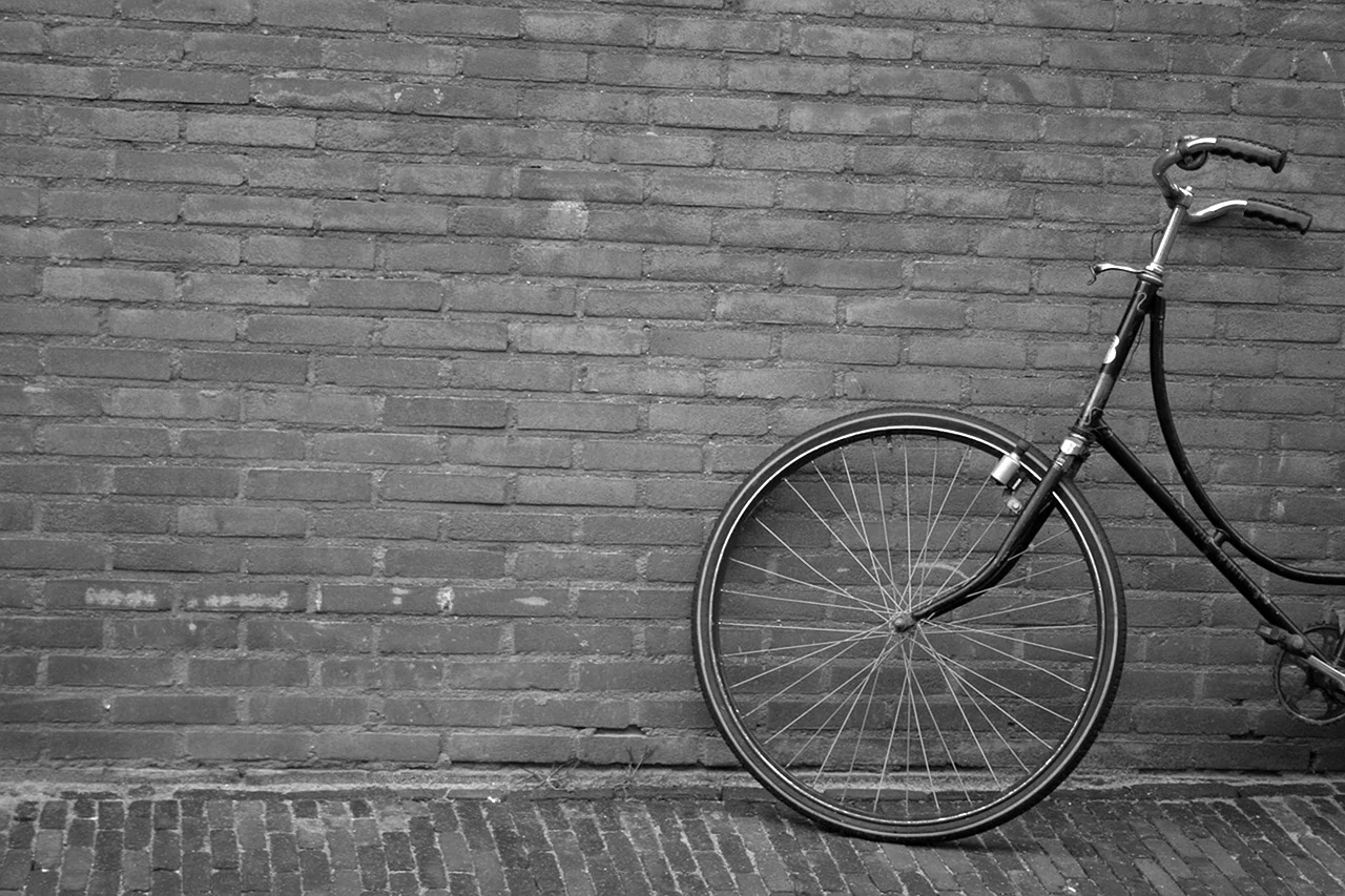 Велосипед на стене