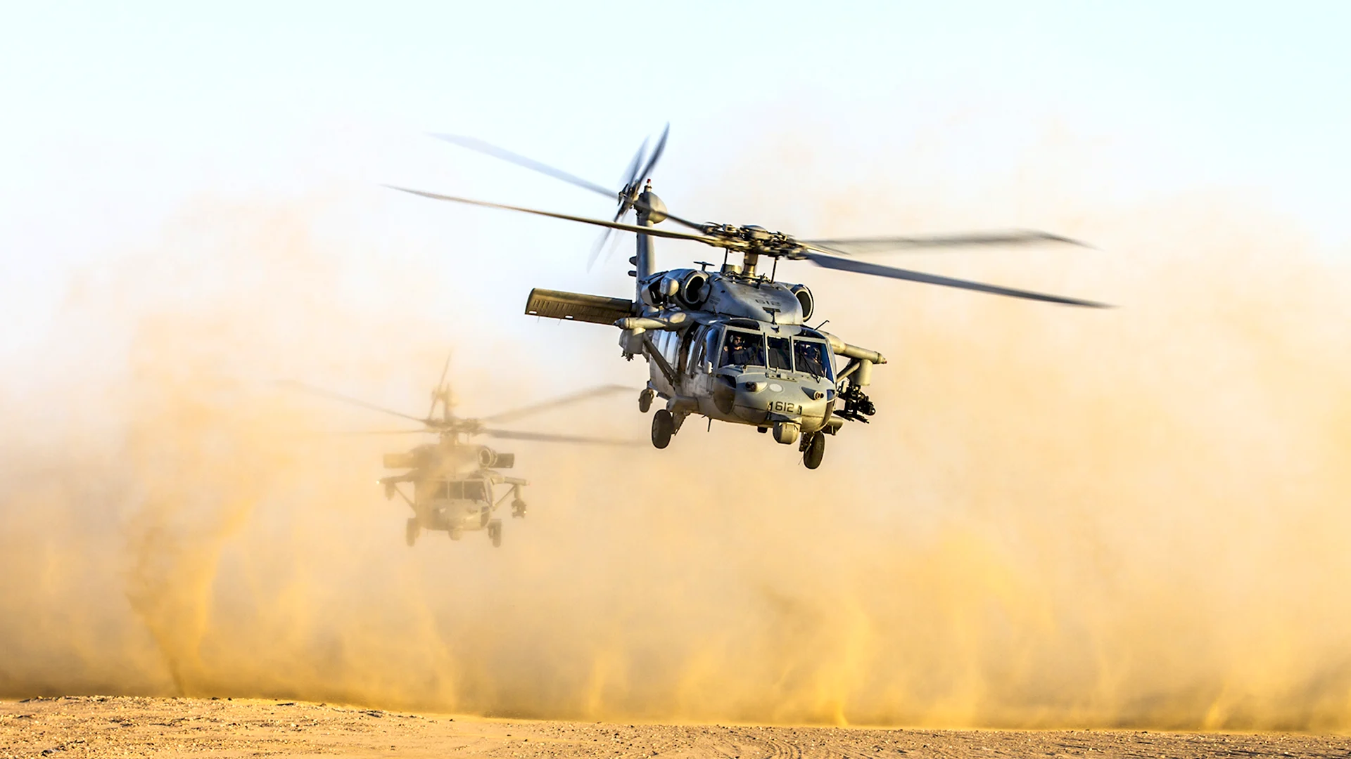 Вертолет Апач пустыня