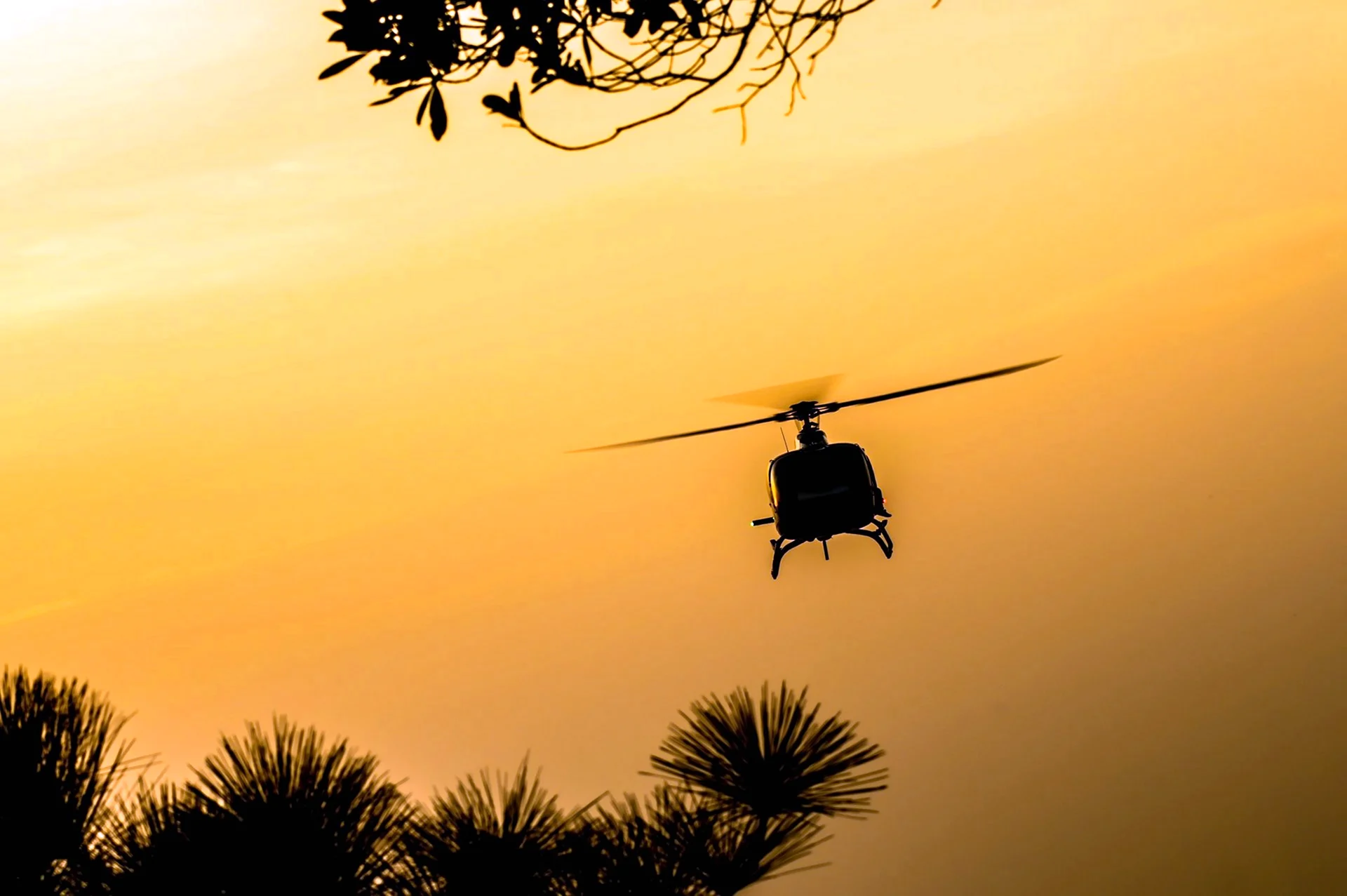 Вертолет на закате