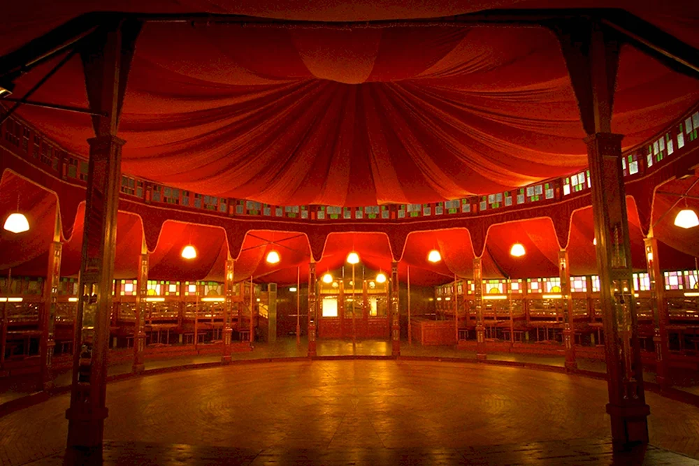 Внутри шатра цирка шапито