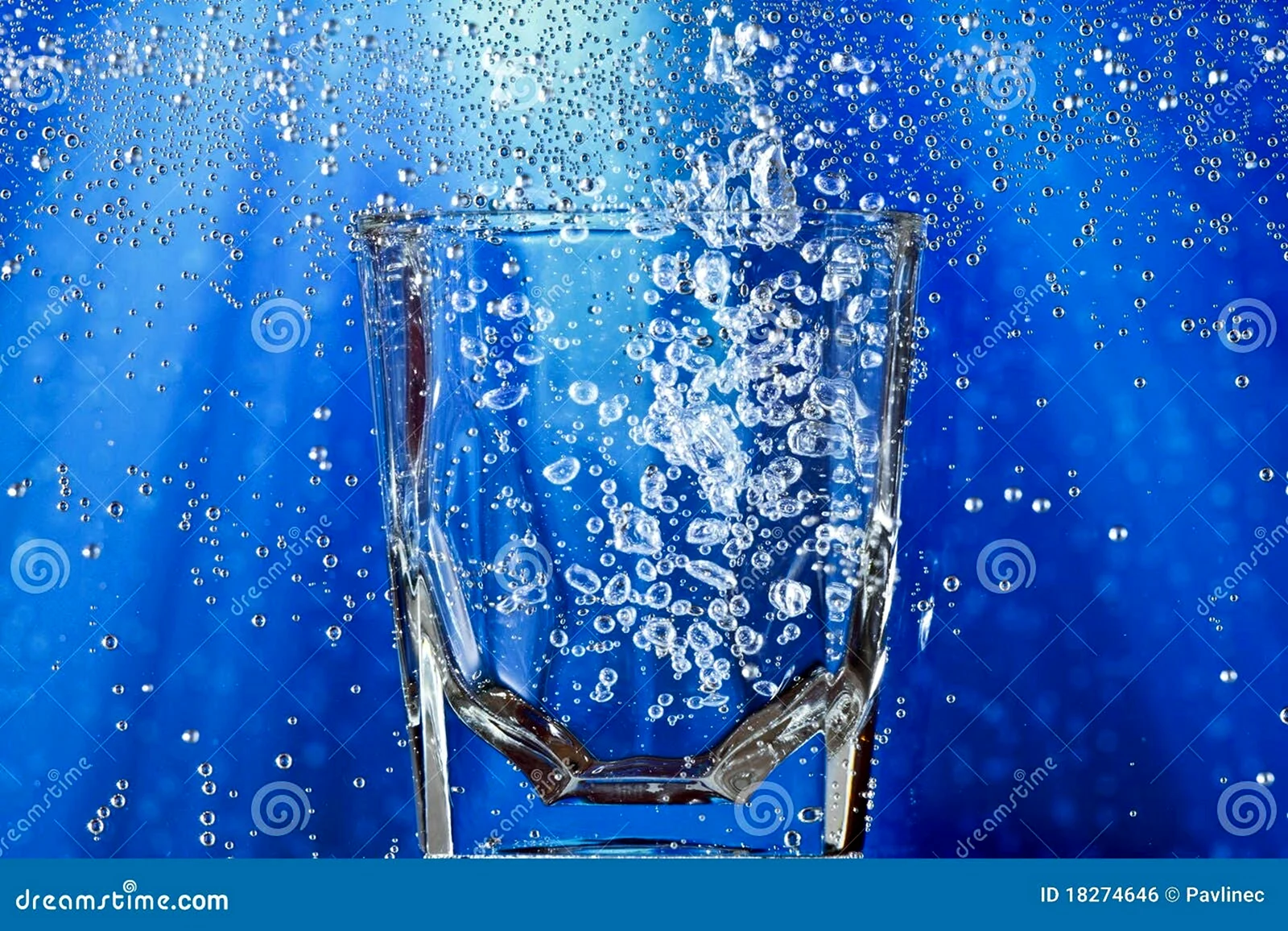 Вода с пузырьками в стакане