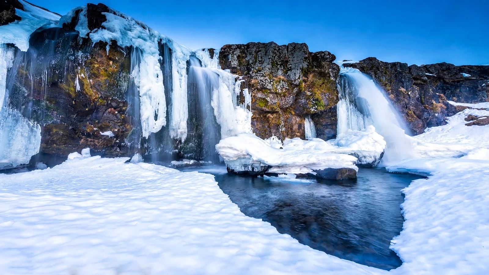 Водопады Исландии зима
