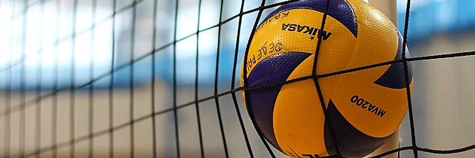 Волейбольный мяч возле сетки