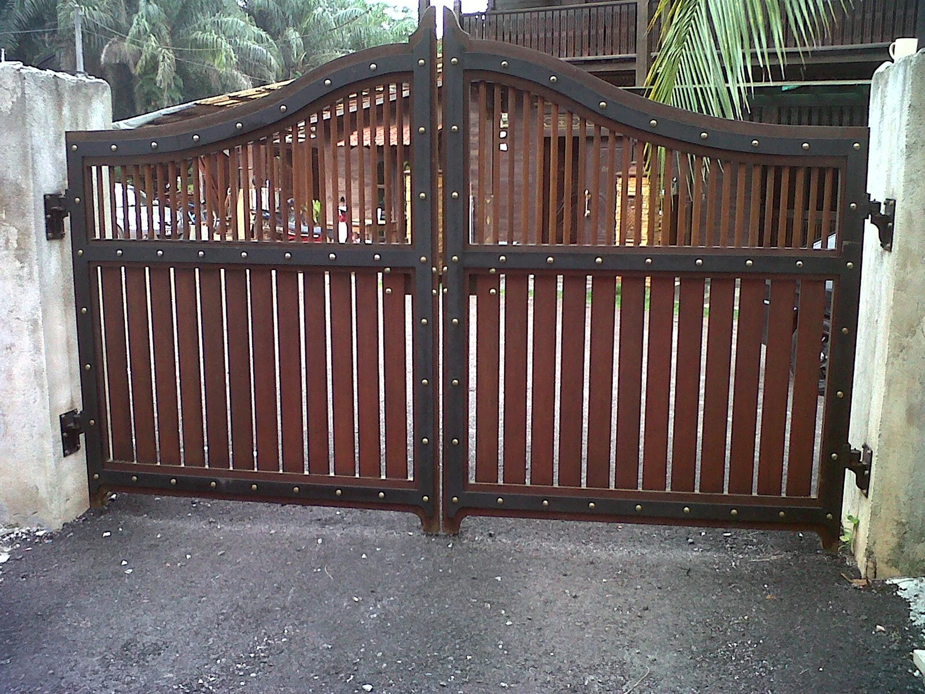 Ворота из дерева с металлическим каркасом