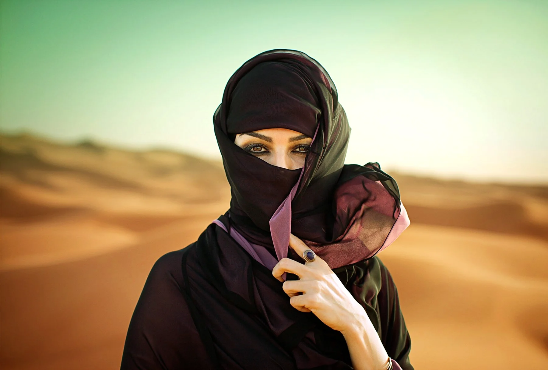 Восточные девушки в хиджабе