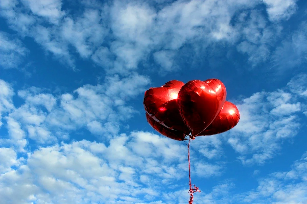 Воздушные шарики сердечки в небе