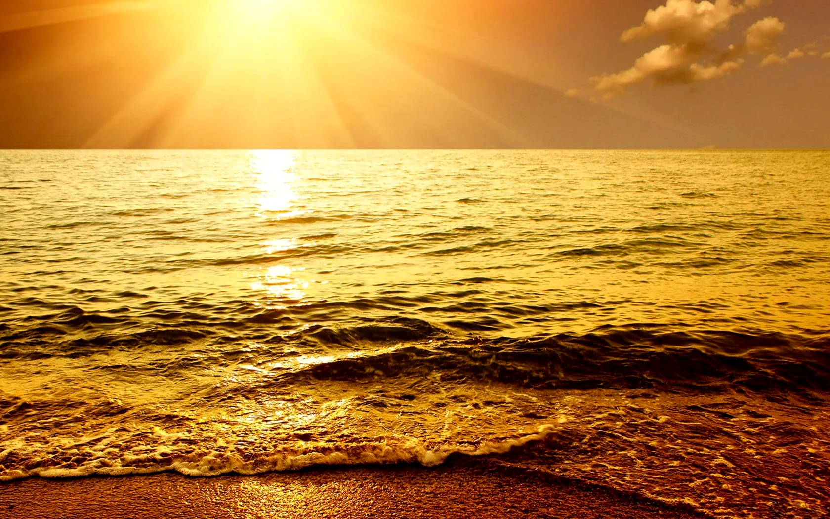 Закат на пляже солнце в воде