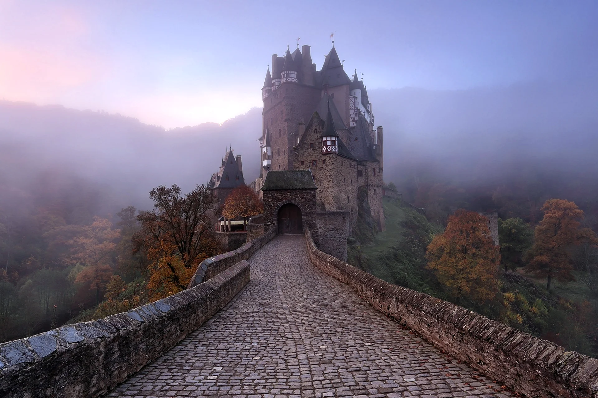 Замок Эльц Германия в тумане