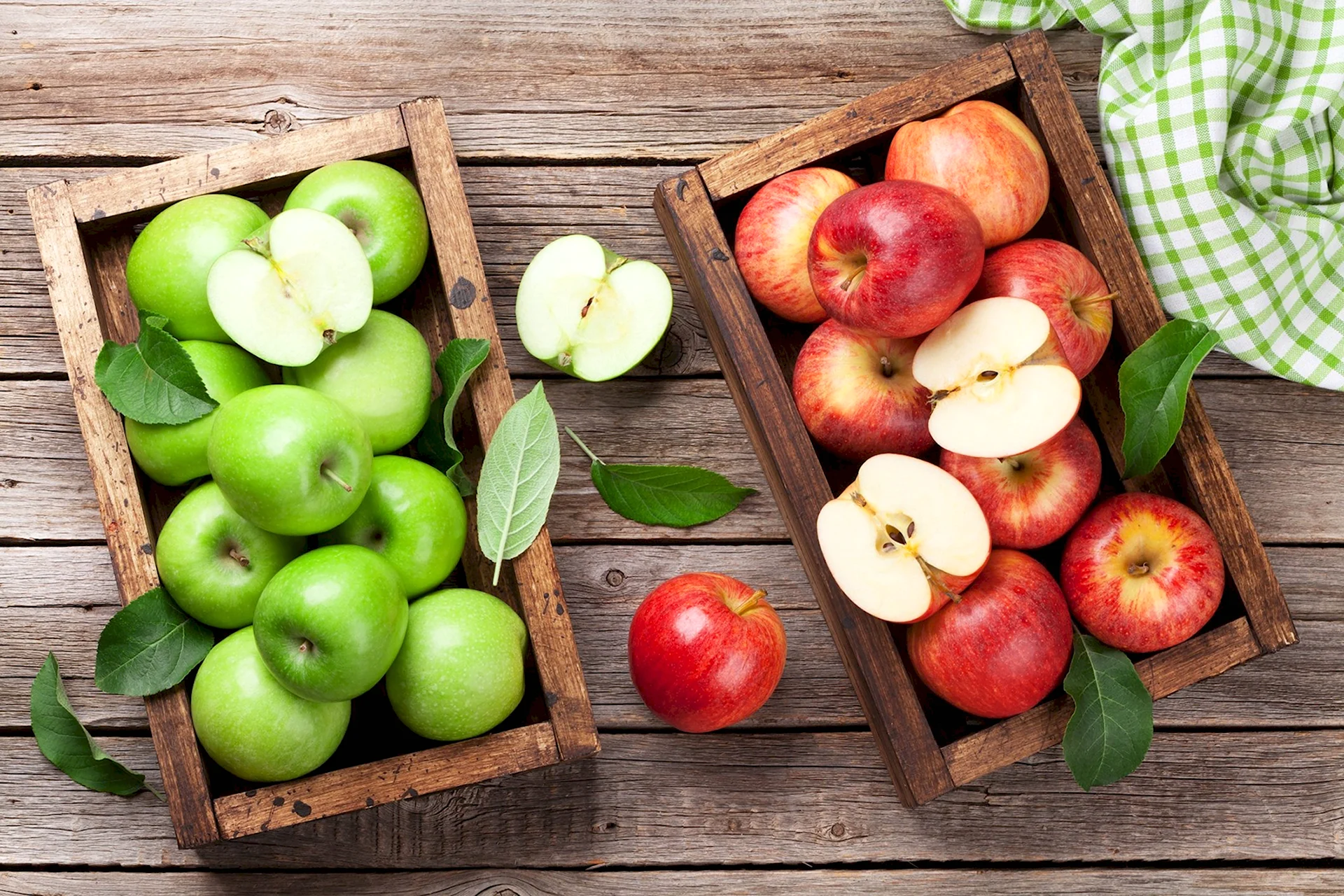 Зеленые яблоки на деревянном столе