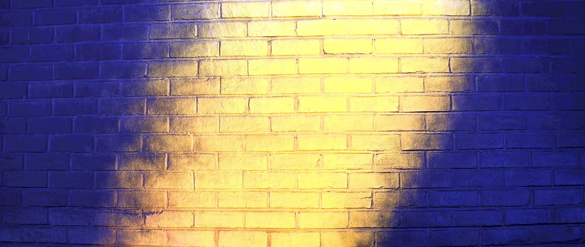 Желтая стена