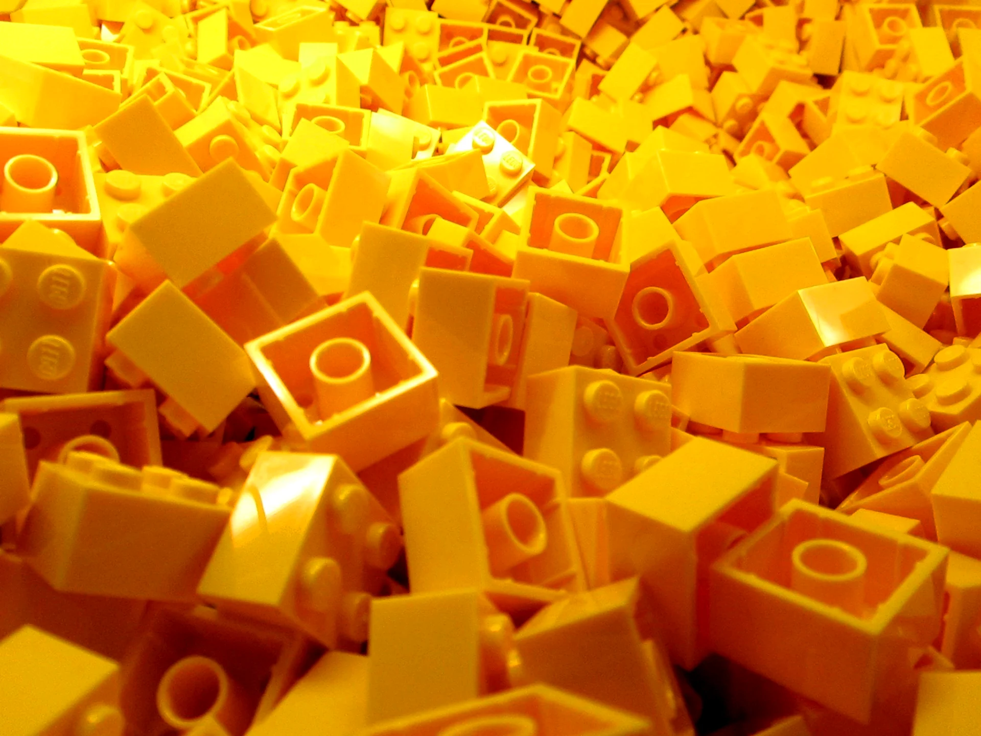 Желтый кубик лего